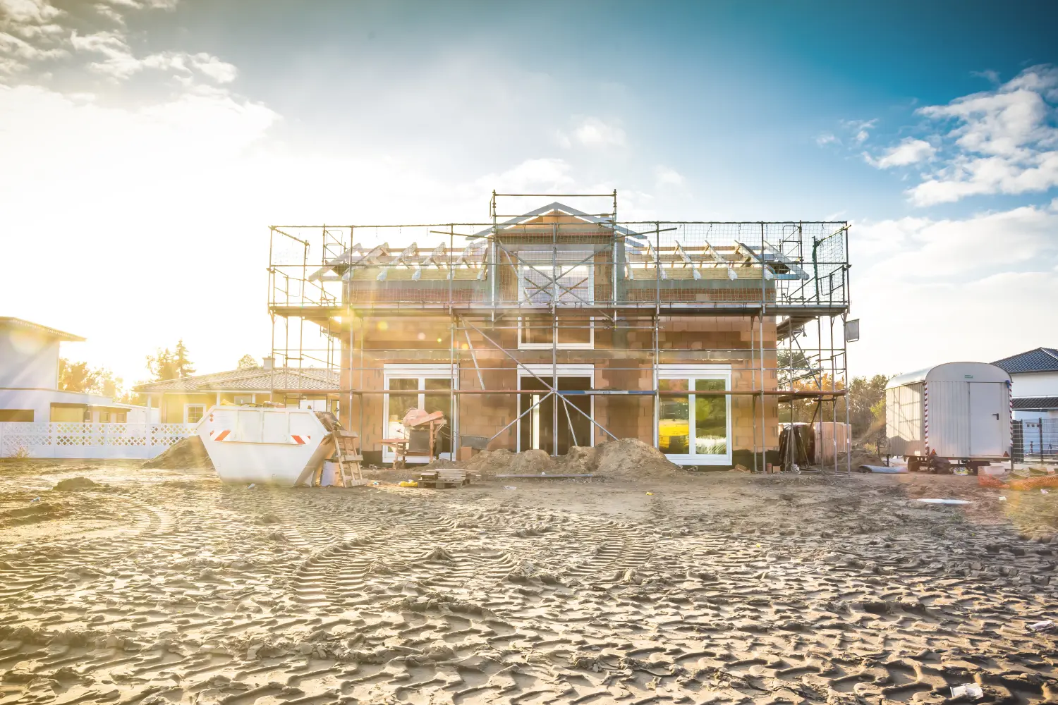 Eigenheim Rohbau im Gegenlicht